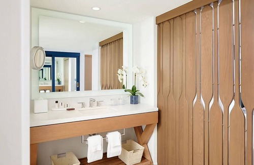 Waikiki Hotel | Central To Everything in Waikiki! 2 Serene Units, Restaurant, Pool, Ocean Front!