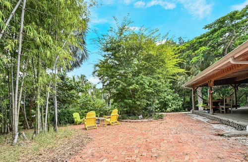 East Naples Apartment | Charming Waterfront Efficiency- only 2 miles to Olde Naples!