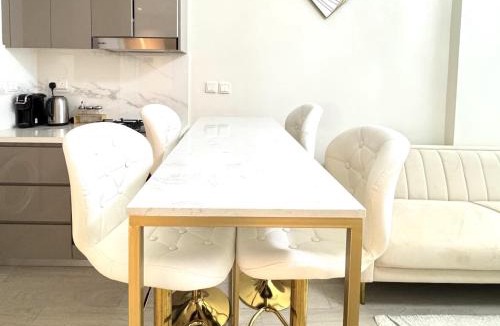 Nad Al Sheba Apartment | Chic 1BR Apartment with Pool View in Medyan
