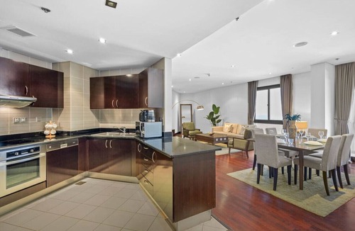 Palm Jumeirah Apartment | Chic 2BR Apartment with Spectacular Sea Views