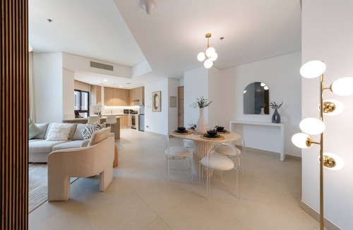 Jadaf Apartment | Chic 2BR Apt with Contemporary Design