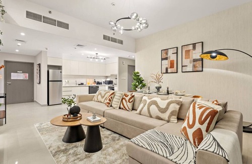 Jadaf Apartment | Chic 2BR Stay at Creek Horizon with Pool, Gym and Prime Dubai Location