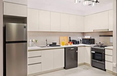 Jadaf Apartment | Chic 2BR Stay at Creek Horizon with Pool, Gym and Prime Dubai Location