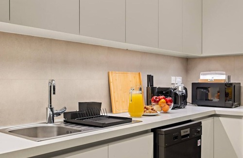Jadaf Apartment | Chic 2BR Stay at Creek Horizon with Pool, Gym and Prime Dubai Location