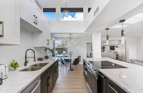 Clearwater House | Chic heated Pool Clearwater Beach BBQ Fire Pit
