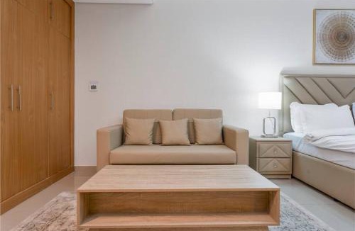 Al Barsha Apartment | Chic Studio Stay with Gym, Pool, and Kitchenette