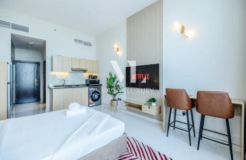 Jumeira 3 Apartment | City Center Gem with a View