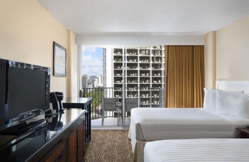 Waikiki Hotel | Convenient Countryside Stay! 3 Relaxing Units, Beachfront Property, Onsite Pool