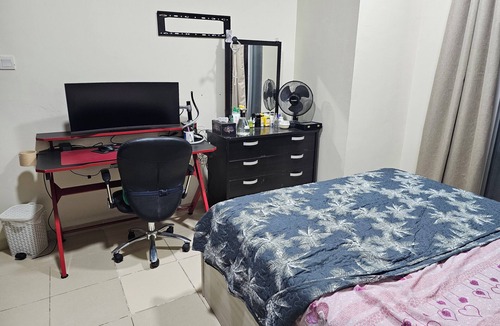 Ras Al Khor Industrial Area Apartment | Cosy Room for Students as 5 min from Univ or 15min for Para skydiving Jumpers