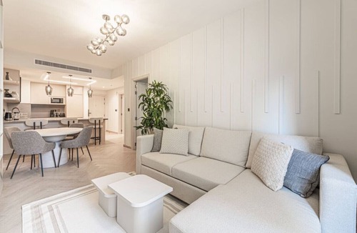 Dubai Marina Apartment | Cozy Beachside 1-bedroom in Murjan