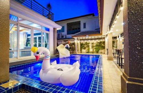 Bang Lamung Villa | Cozy beachside pool villa