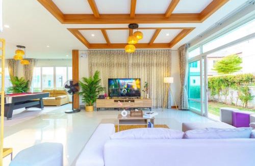 Bang Lamung Villa | Cozy beachside pool villa