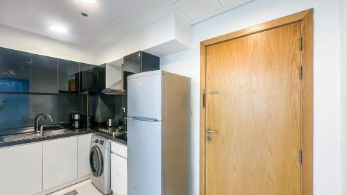 Business Bay Apartment | Cozy Studio with Balcony Overlooking Dubai Canal - 15AB07