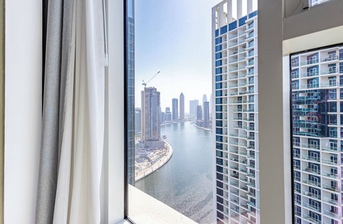 Business Bay Apartment | Deluxe 1BR Business Bay| Burj Khalifa & Canal View| Gym&Poolnn