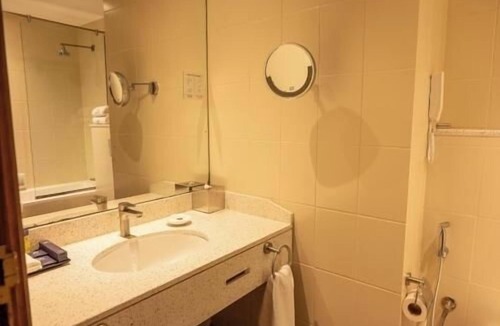 Garhoud Hotel | Deluxe Room Near Gigico Metro station By Luxury Bookings
