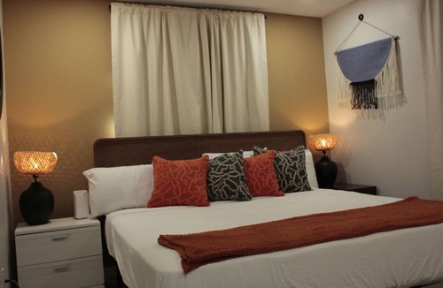 Bayou Oaks House | Disk golf BBQ King Bed