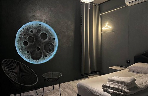 Don Muang Hostel | Doctor Alien Hostel