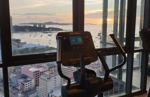 Pattaya Bay Apartment | Edge Central Pattaya Residence with Living Room