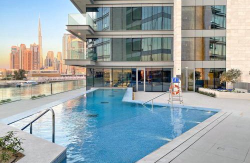 Al Safa Apartment | Elegant 1BR Apt with Balcony Views of Burj Khalifa & Dubai Canal