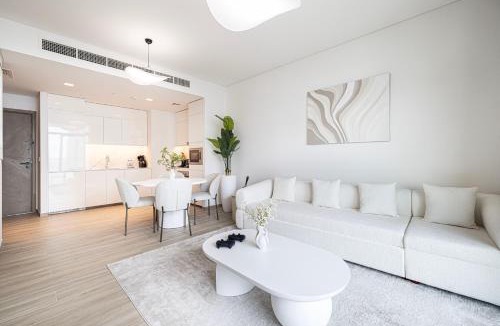 Ras Al Khor Industrial Area Apartment | Elegant 1BR with Skyline View in Creek Harbour