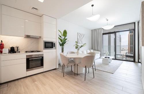 Ras Al Khor Industrial Area Apartment | Elegant 1BR with Skyline View in Creek Harbour