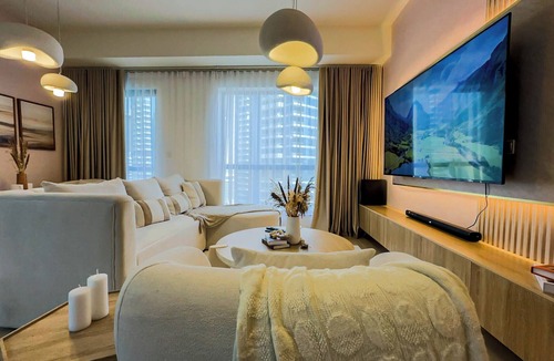 Dubai Marina Apartment | Elegant Coastal Retreat with Stunning Marina Views