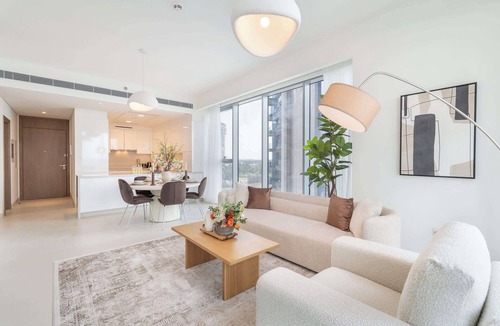 Al Safa Apartment | Elegant unit in Al Wasl sleeps 4 with Canal Views