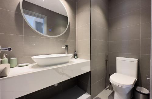Al Sufouh 2 Apartment | Elite Residence - Modern 1BR Apartment with Full Sea View