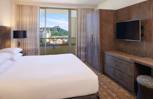 Waikiki Resort | Embassy Suites by Hilton Waikiki Beach Walk