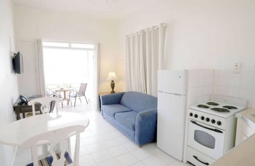 Worthing Apartment | Ensuring a Very Comfortable & Memorable Stay! Outdoor Pool, Beach Nearby!