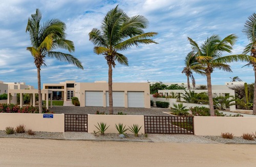 La Ribera House | Entire Beachfront Villa with Private Swimming Pool / casatranquildad.com