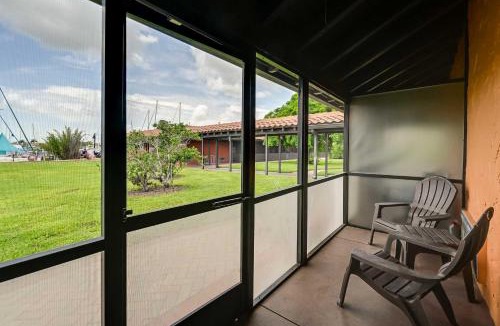 Naples Apartment | Everglades Studio w/Resort Amenities & Porch!