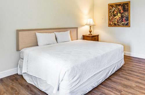 Naples Apartment | Everglades Studio w/Resort Amenities & Porch!