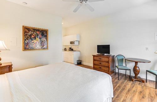 Naples Apartment | Everglades Studio w/Resort Amenities & Porch!