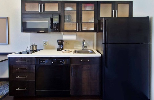 Clearwater Hotel | Excellent Choice! Unit with Full Kitchen, Outdoor Pool, Pets Allowed!