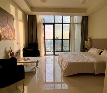 Sheikh Zayed Road Apartment | Fantastic Downtown Skyline und Sea View 44th floor Pool Gym Luxury Studio