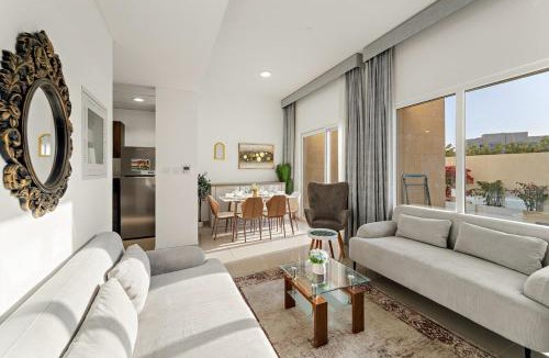 Dubai Apartment | FIRST CLASS Villa Peaceful Pool View Retreat