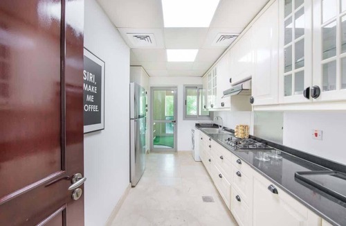 Dubai Marina Condo | Free housekeeping visits during your stay - StayShort - Stylish 2BR Dubai Marina Stay Balcony Views