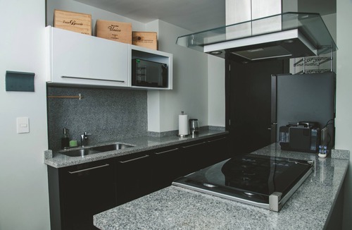 Ampliacion Granada Apartment | Fully equipped kitchen, high-speed internet, comfy king-size and 2 twin beds, and two TVs, Located just a 3-minute walk from the new U.S. Embassy.