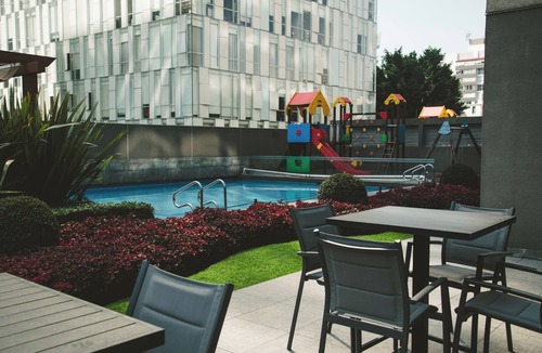 Ampliacion Granada Apartment | Fully equipped kitchen, high-speed internet, comfy king-size and 2 twin beds, and two TVs, Located just a 3-minute walk from the new U.S. Embassy.