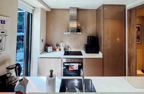 Business Bay Hostel | Grapeful Stay – Luxury Hostel Paramount Tower Business Bay