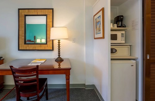 Ala Moana House | Great Location! 4 Comfortable Units, Onsite Pool, Pets Allowed