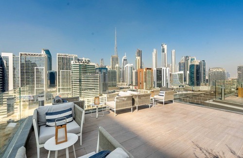 Business Bay Apartment | GuestReady - Majestic canal and Burj Khalifa view