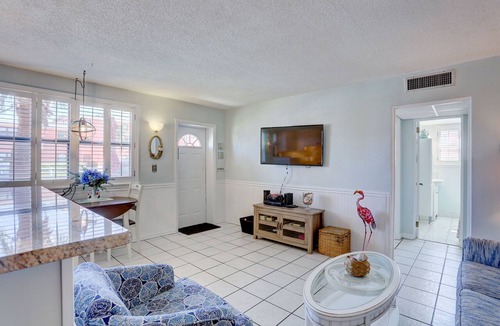 St. Pete Beach Condo | 🐚 Gulf Winds Ground-Floor Condo — Beachy Vibes & Easy Access
