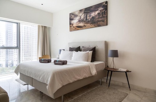 DIFC Apartment | HiGuests - Luxury Studio with Panoramic City Views and Pool