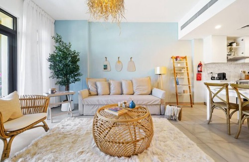 Al Sufouh 1 Apartment | Iconic Views Apt With Balcony Close to the Beach