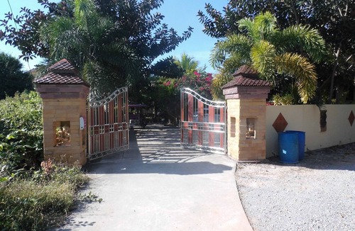 Ban Phe House | Individual living in 'mini-resort' with pool, near Koh Samet