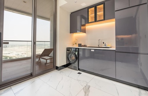 Business Bay Apartment | Jacuzzi Balcony with Views, Near Bus Stop – Terraces Marasi Drive
