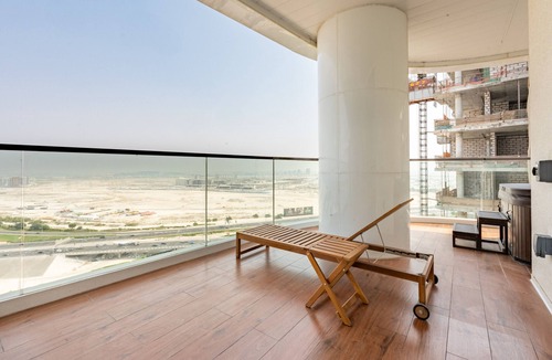 Business Bay Apartment | Jacuzzi Balcony with Views, Near Bus Stop – Terraces Marasi Drive