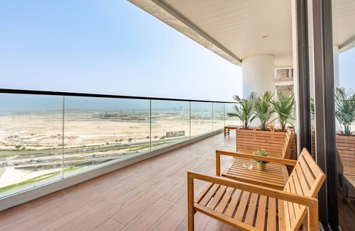 Business Bay Apartment | Jacuzzi Balcony with Views, Near Bus Stop – Terraces Marasi Drive